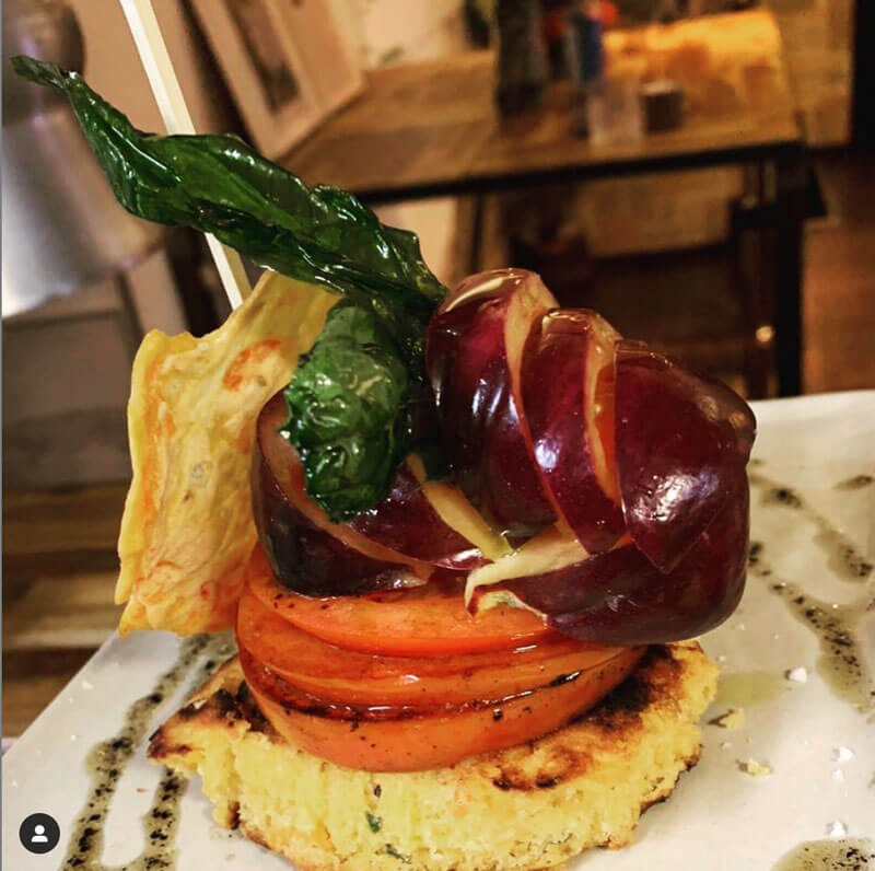 Ensalada de tomate en restaurante de Malasaña en Madrid centro