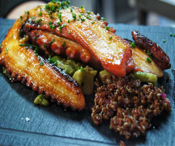 Pulpo a la parrilla en restaurante en Malasaña cerca de Gran Vía Madrid