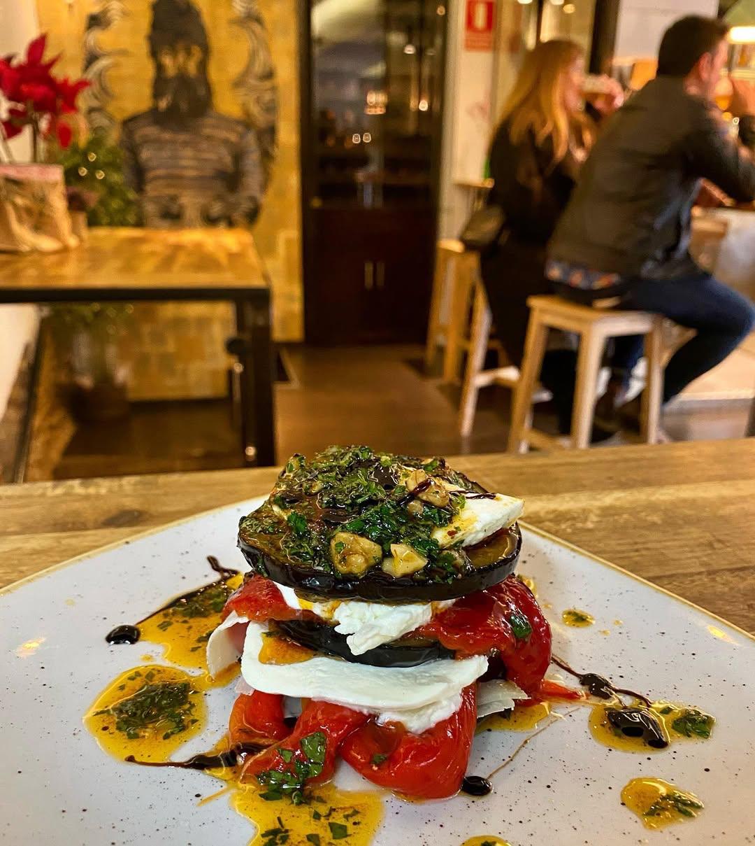Interior del restaurante Desengaño 13 en Madrid, cocina mediterránea y fusión para comer durante el Orgullo Gay