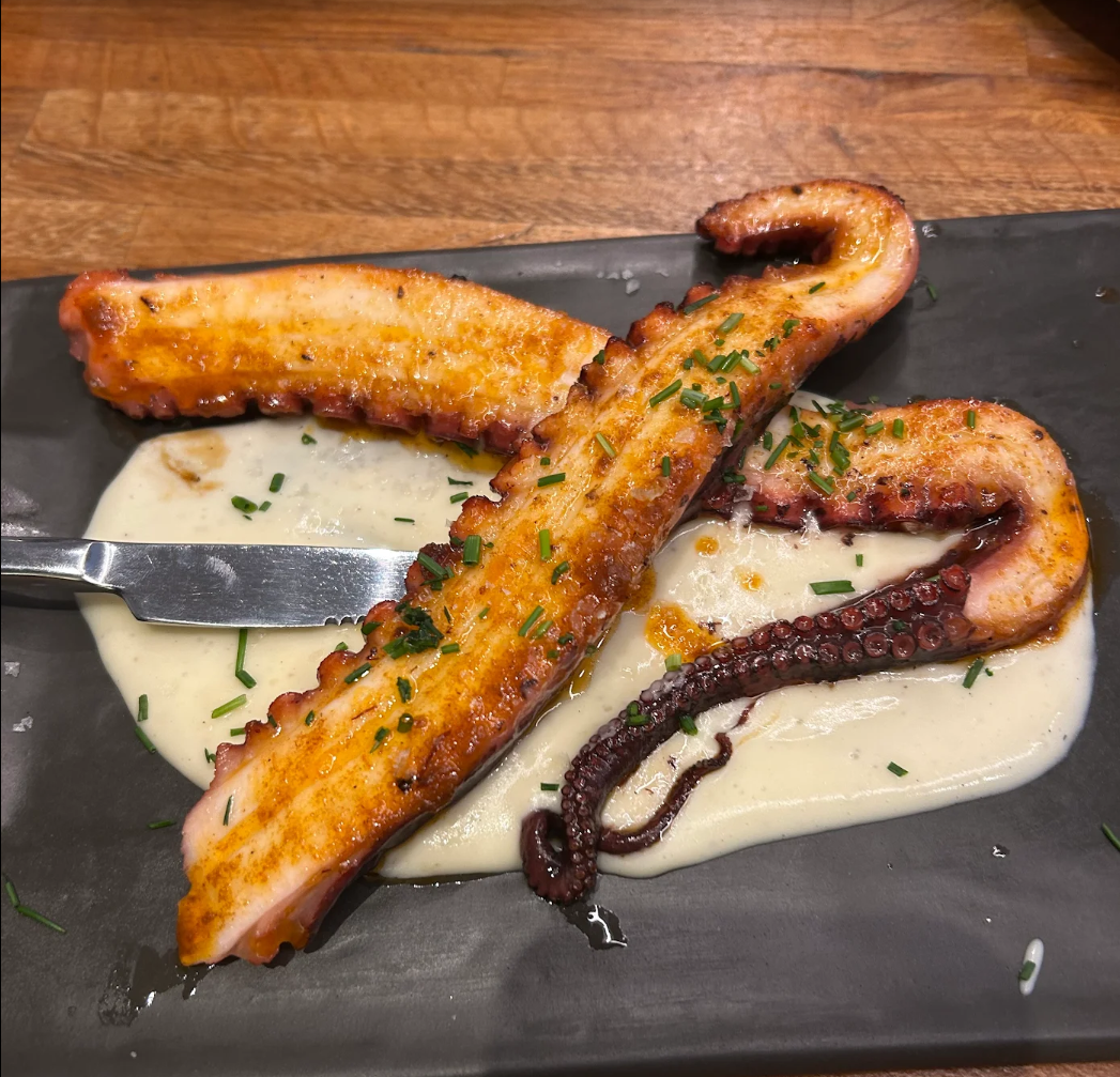 Plato principal en comida de negocios en Madrid centro — Desengaño 13